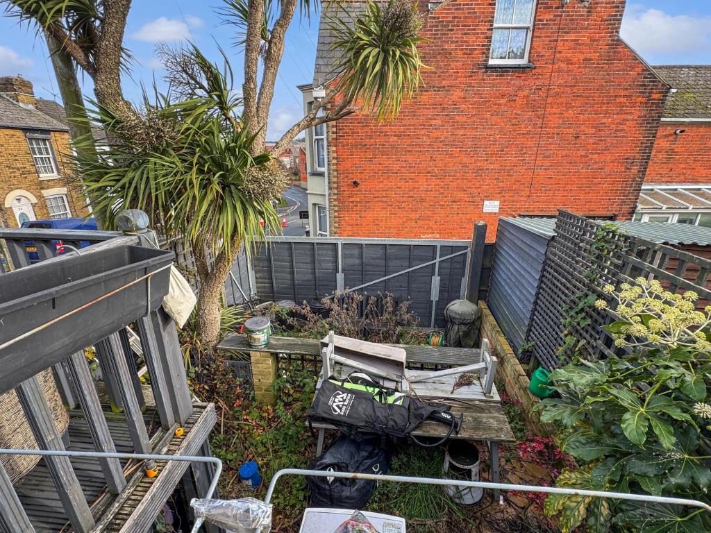 Lot: 172 - HOUSE FOR IMPROVEMENT - Garden